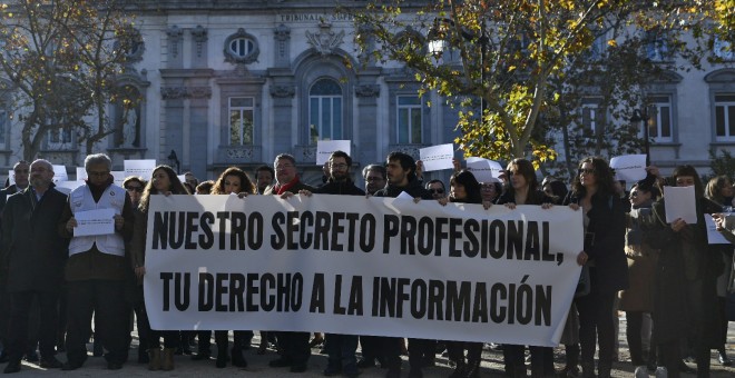 Imagen de la concentración de periodistas frente al Supremo contra los registros en Europa Press y el Diario de Mallorca. EP