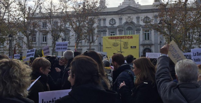 La pancarta del col·lectiu No hay justicia davant la seu del Tribunal Suprem. MARIÀ DE DELÀS.