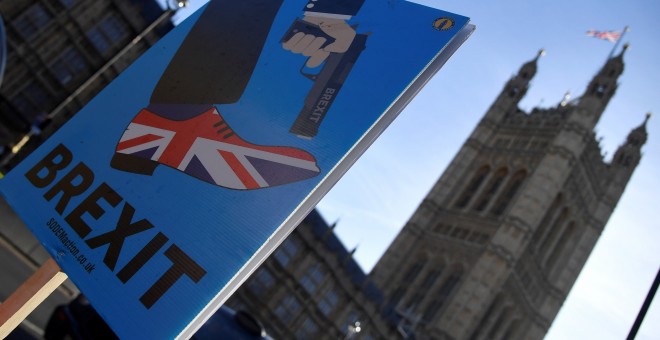 La pancarta de un manifestante en una protesta anti brexit - REUTERS/Toby Melville