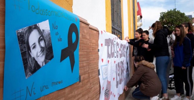 Jóvenes del instituto de la localidad onubense de Zalamea la Real colocan carteles realizados por ellos mismos en repulsa por la muerte de la joven zamorana Laura Luelmo. - EFE