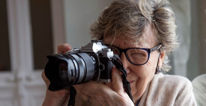 La fotoperiodista Joana Biarnés, durante una rueda de prensa en la Universidad Internacional Menéndez Pelayo (UIMP) - EFE/Pedro Puente Hoyos