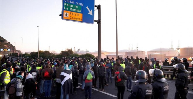 Uno de los cortes en una carretera provocado por grupos independentistas ante la celebración del Consejo de Ministros en Barcelona. /EFE