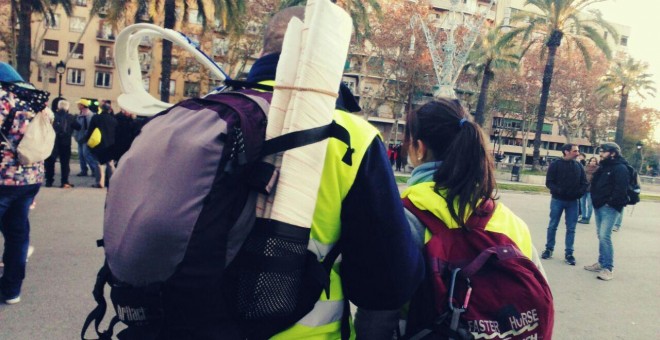 Parella de sanitaris que s'integren a una de les columnes del CDR en protesta pel 21-D. ANDER ZURIMENDI