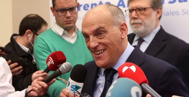 El presidente de la Liga de Fútbol Profesional, Javier Tebas, atiende a los medios tras intervenir en el último de 'Los Desayunos de FOES' - EFE/Wifredo García