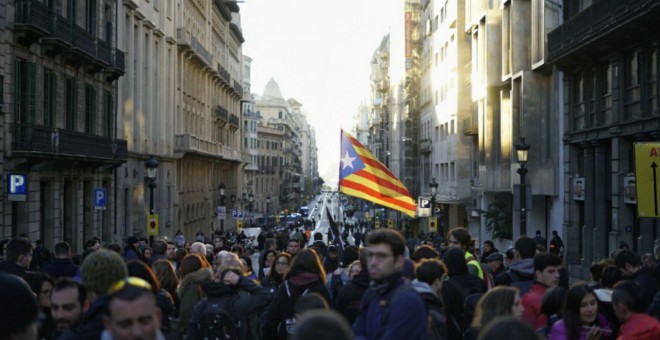 La columna dels CDR que baixa per la Via Laietana en direcció la Llotja de Mar. JOEL KASHILA