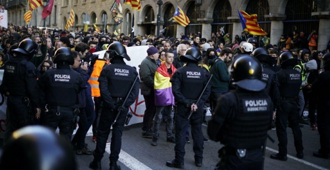 Manifestants dels CDR a la part final de Via Laietana davant el cordó policial dels Mossos d'Esquadra. JOEL KASHILA