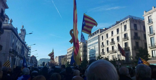 Centenars de persones a l'Estació de França on arrencarà el consell de ministres popular d'Òmnium Cultural. QUERALT CASTILLO