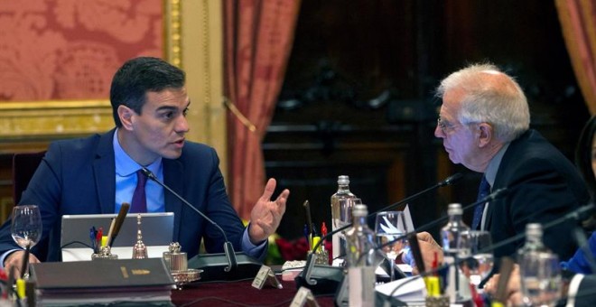 El presidente del Gobierno, Pedro Sánchez, conversa con el ministro de Asuntos Exteriores, Josep Borrell (d), durante la reunión del Consejo de Ministros. /EFE