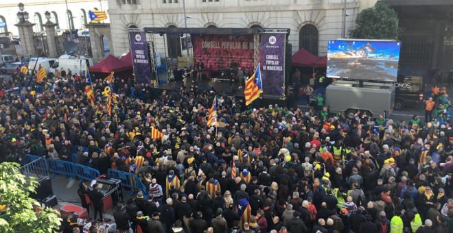 Centenars de persones concentrades a l'Estació de França. JOEL KASHILA.