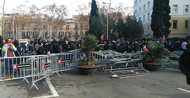 Tanques tombades a les Drassanes. MARIA RUBIO