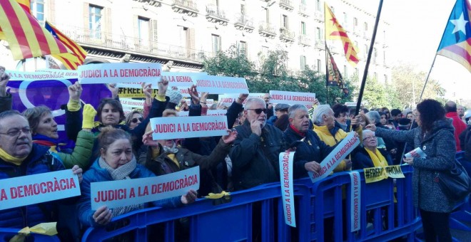 Manifestantes convocados por Òmnium concentrados en la Estació de França. /ENRIC PLANAS