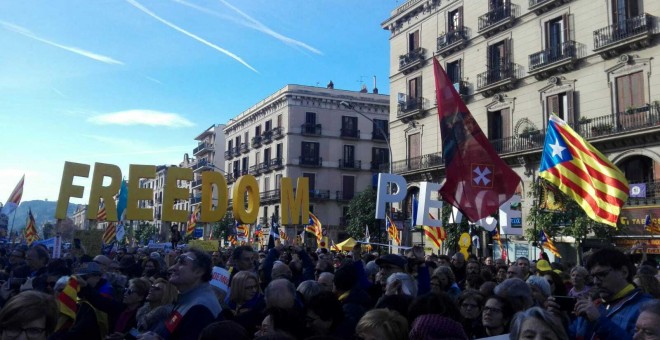 Manifestantes convocados por Òmnium concentrados en la Estació de França. /ENRIC PLANAS