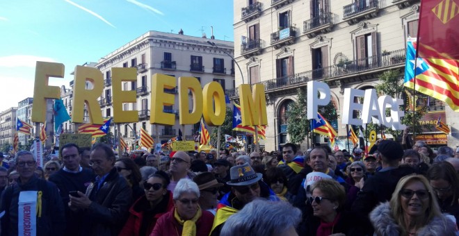 Centenars de persones han acudit al Consell de Ministres Popular organitzat per Òmnium. QUERALT CASTILLO