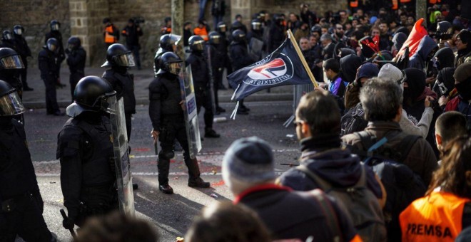 Moments de tensió entre Mossos i manifestants a les Drassanes enmig de les protestes contra el 21-D. JOEL KASHILA