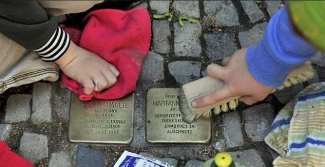 El Ayuntamiento de Madrid instalará en la ciudad de Madrid las Stolpersteine, pequeñas piedras que se ponen en el suelo en recuerdo a las personas que sufrieron el horror de los campos de concentración nazis.- EFE