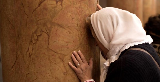 Una peregrina cristiana reza en la Iglesia de la Natividad, considerado por los cristianos de todo el mundo como el lugar de nacimiento de Jesucristo, en la ciudad cisjordania de Belén (Palestina) hoy, 12 de diciembre de 2018. EFE/ Atef Safadi