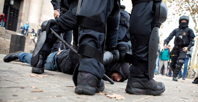 Efectivos de los Mossos d'Esquadra detienen a un hombre en las inmediaciones de la Llotja de Mar de Barcelona. / EFE - ENRIC FONTCUBERTA