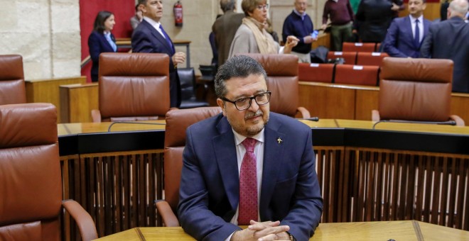 El juez en excedencia Francisco Serrano y cabeza de lista de Vox, en su escaño en el Parlamento de Andalucía al comienzo de la sesión constitutiva de la XI legislaturas. EFE/Julio Muñoz