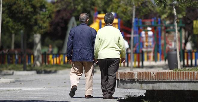 Los españoles que quieran jubilarse con el 100% de la pensión tendrán que tener 65 años y ocho meses. / EP