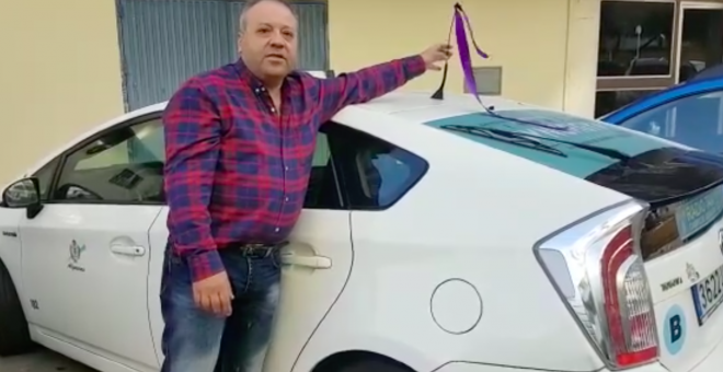 Un taxista coloca un lazo morado en su coche para garantizar que su servicio estará libre de violencias machista./Twitter