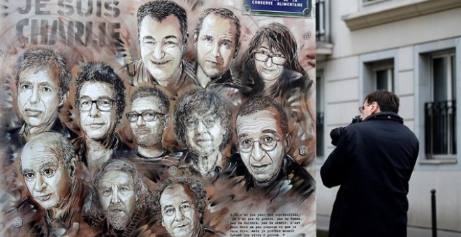 Homenaje a los asesinados en el atentado en la redacción de 'Charlie Hebdo'.- REUTERS / GONZALO FUENTES