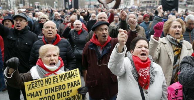 Los pensionistas vascos han retomado hoy en el arenal bilbaíno sus movilizaciones para reclamar unas pensiones 'dignas' tras las fiestas navideñas. EFE/Luis Tejido