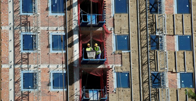 Bloque de viviendas en construcción en Barcelona.  REUTERS/Albert Gea