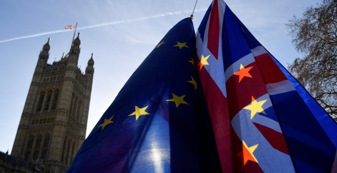 Banderas de la Unión Europea y Reino Unido durante una protesta contra el Brexit frente al Parlamento en Londres. / REUTERS