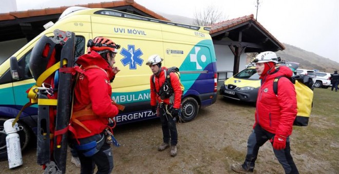 El equipo de rescate busca a los ocupantes de la avioneta siniestrada. (JUAN HERRERO | EFE)