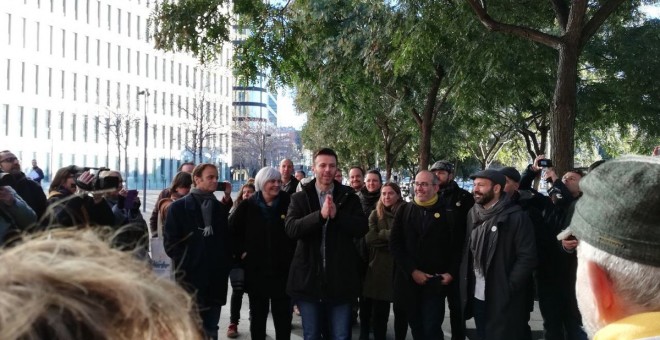 El regidor de Guanyem Badalona en Comú, Jose Téllez, davant la Ciutat de la Justícia, acompanyat per dirigents polítics i socials. @aramateix