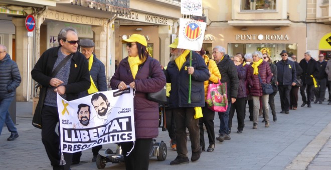 Els avis i àvies per la Llibertat es manifesten a la plaça Mercadal de Reus.