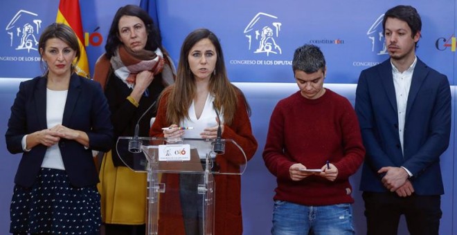 La portavoz adjunta del grupo parlamentario de Unidos Podemos, Ione Belarra (c), junto los diputados Segundo González (d), Yolanda Díaz (i), Eva García Sempere (2i) y Lucía Martín (2d), durante la rueda de prensa ofrecida hoy en el Congreso, en una jornad