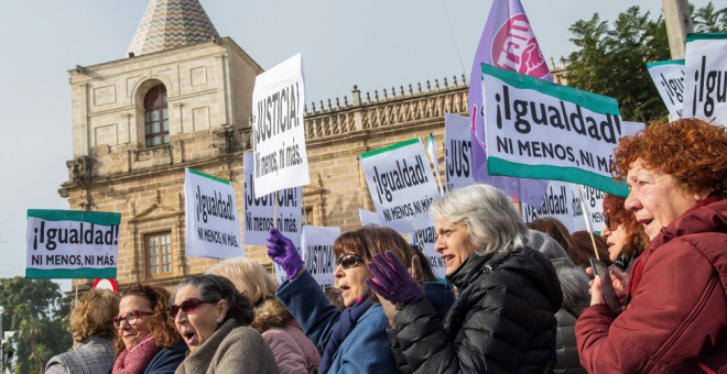 Movilización convocada por colectivos feministas frente al Parlamento de Andalucía contra las propuestas en políticas de igualdad y de violencia de género de Vox, partido que apoyará la investidura de Juan Manuel Moreno Bonilla, del PP, como presidente de