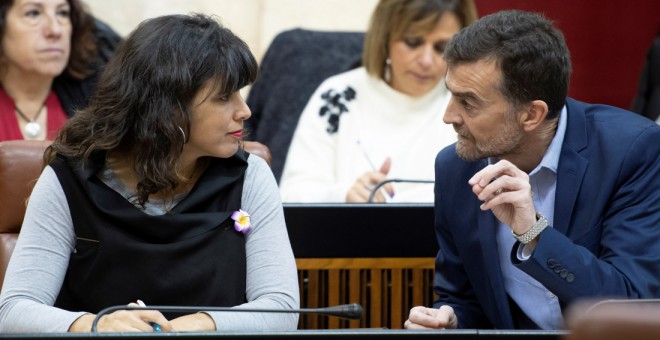 La líder y el portavoz de Adelante Andalucía, Teresa Rodríguez y Antonio Maíllo, en el Parlamento andaluz durante el debate de investidura del candidato, el líder del PP-A, Juanma Moreno. EFE/Raúl Caro