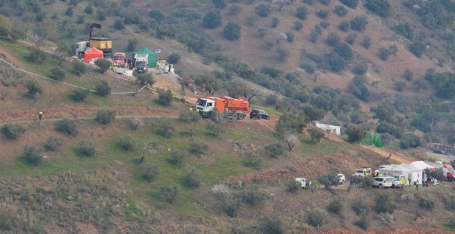 Operativo de rescate formado en torno al pozo en el que se encuentra el niño de 2 años a más de cien metros de profundidad | Álvaro Cabrera / EFE