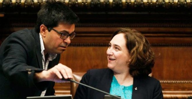 Gerardo Pisarello, primer teniente de alcalde de Barcelona, junto a la primera edil, Ada Colau / EFE