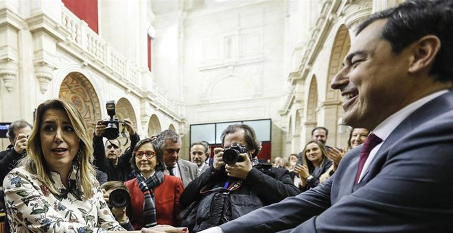 Juanma Moreno, nuevo presidente andaluz con los votos de Ciudadanos y Vox, es felicitado por Susana Díaz. / EFE