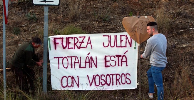 Cartel en apoyo a la desaparición de Julen - EFE/ Álvaro Cabrera