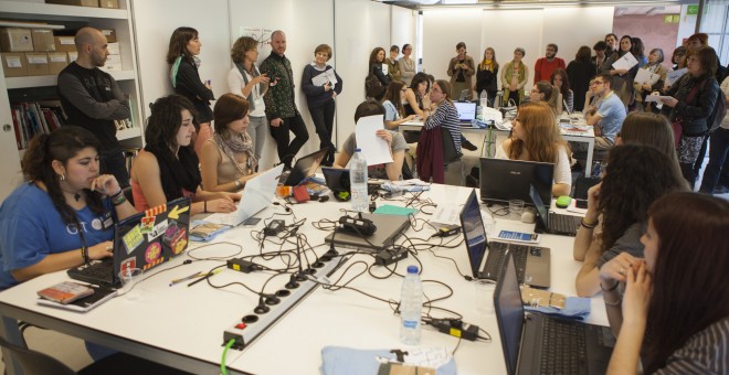 Uno de los talleres organizado por Wikidones para empoderar a las mujeres en el mundo tecnológico.