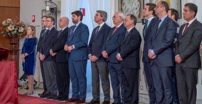 Autoridades y presidentes de Comunidades Autónomas durante el acto de toma de posesión del líder del PP-A, Juanma Moreno, como nuevo presidente de la Junta de Andalucía, en el Parlamento andaluz en Sevilla. EFE/POOL/Julio Muñoz