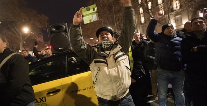 Els taxistes van decidir mantenir la vaga en assemblea. EFE / MARTA PÉREZ