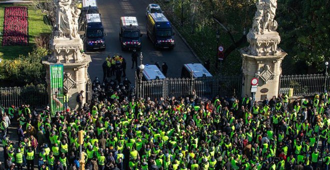 Protesta de los taxistas de Barcelona, en huelga contra Uber y Cabify. / EFE