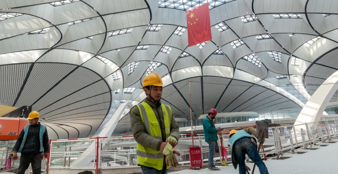 Trabajadores en la construcción de una de las terminales del nuevo aeropuerto internacional de Pekín. REUTERS/Stringer