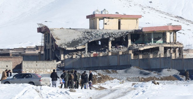 Varios hombres al lado del lugar del atentado en Maidan Wardak (Afganistán). REUTERS