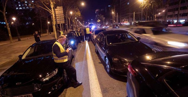 Centenares de VTC en la Avenida Diagonal, en Barcelona, durante una manifestación la semana pasada. (MARTA PÉREZ | EFE)