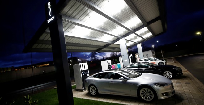 Estación de carga para vehículos eléctricos,producida con energía solar,con respaldo de baterías del proveedor alemán de energía ecológica Innogy SE en Duisburgo. REUTERS / Wolfgang Rattay