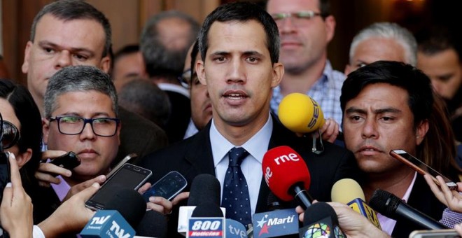 El presidente de la Asamblea Nacional, Juan Guaidó (c), habla con los medios este martes en la sede del Parlamento, el Palacio Federal Legislativo, en Caracas (Venezuela). /EFE