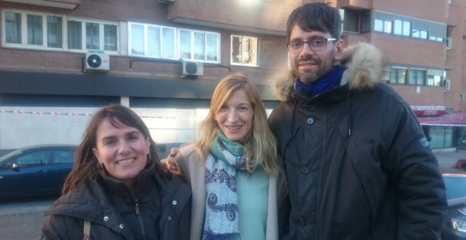 Águeda Ferriz y y Abel Esteban, de Alimentar el Cambio, flanquean a Isabel Fernández, de Ecocomedores.