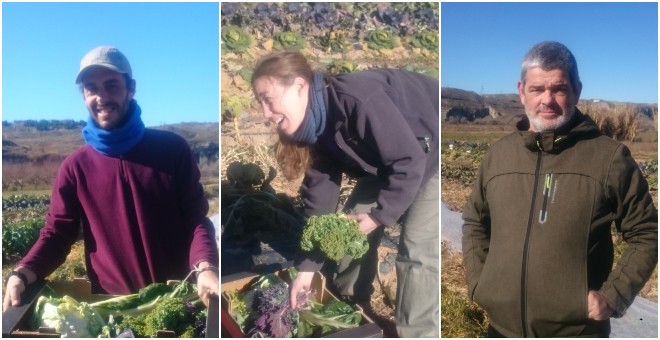 Agricultores de una finca ecológica en Soto del Grillo. / PÚBLICO