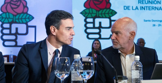 El presidente del Gobierno español, Pedro Sánchez, habla con el ex primer ministro de Grecia y actual presidente de la Internacional Socialista (IS), George A. Papandreou, en la reunión de Santo Domingo (República Dominicana).  EFE/Pedro Bazil